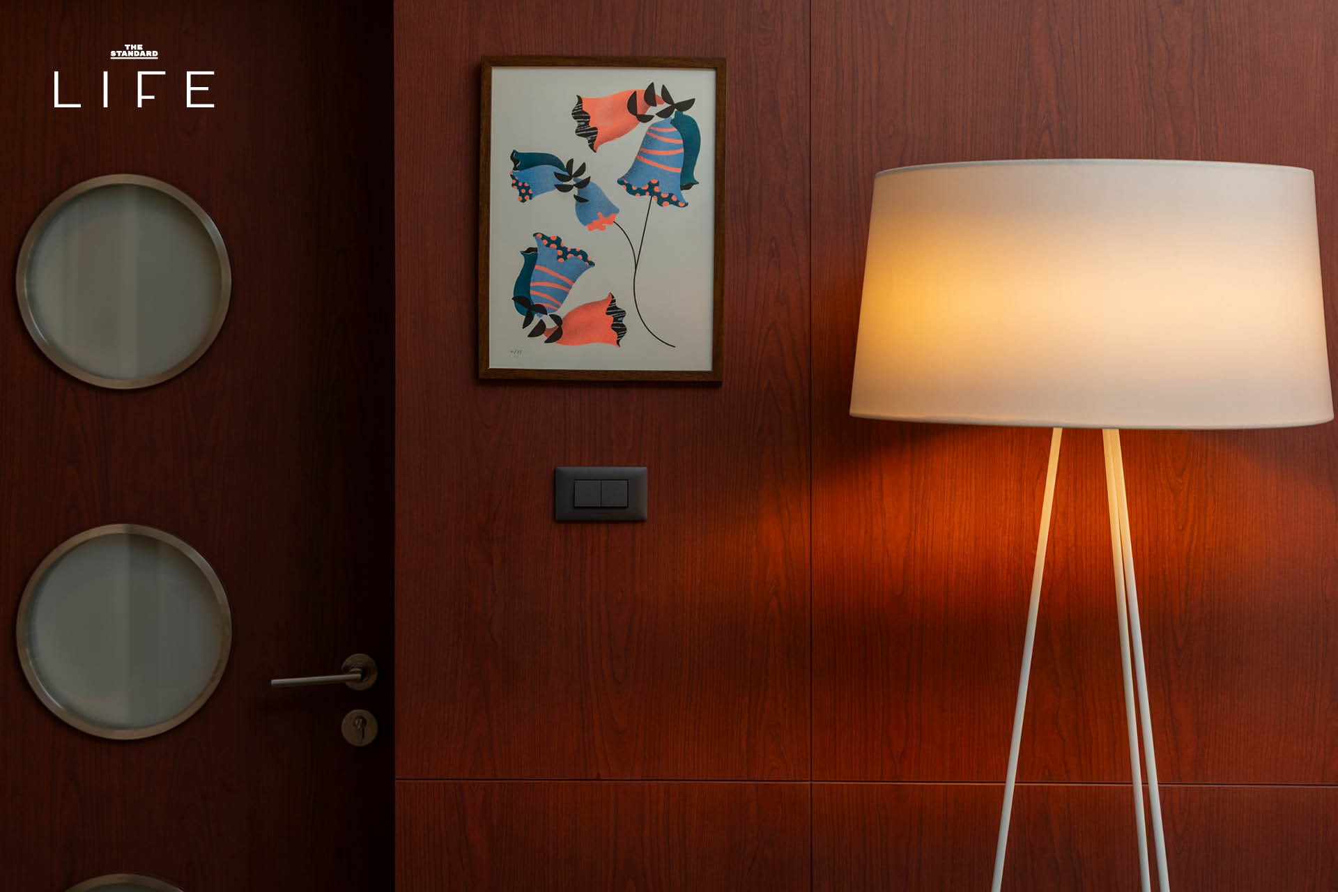 เบนซ์ ธนชาติ ยืนอยู่หน้าบ้านทาวน์โฮมสไตล์ Mid-Century Modern ที่เขาออกแบบเอง 10