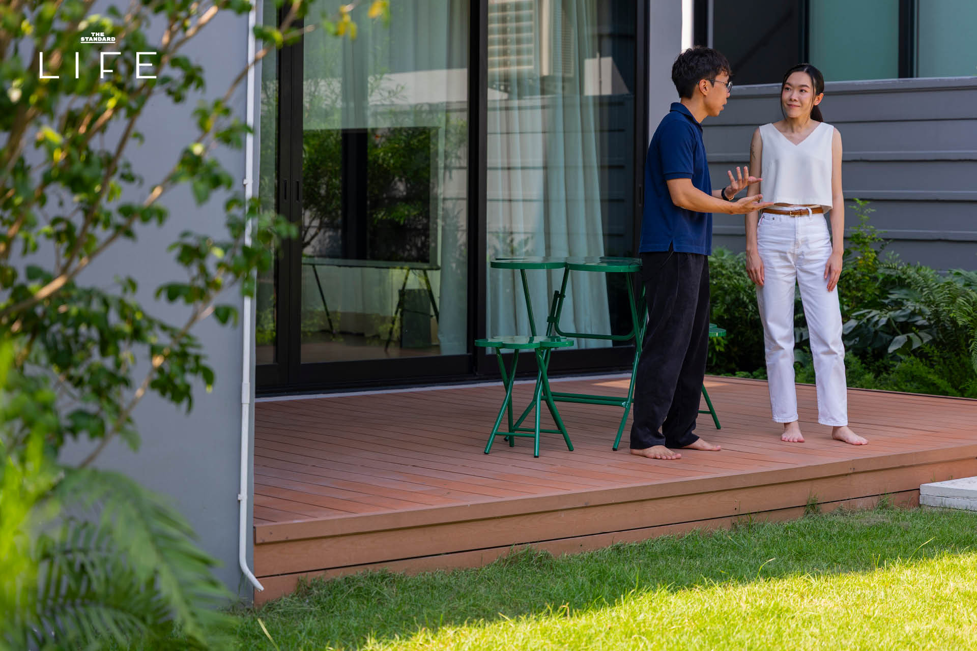 เบนซ์ ธนชาติ ยืนอยู่หน้าบ้านทาวน์โฮมสไตล์ Mid-Century Modern ที่เขาออกแบบเอง 11