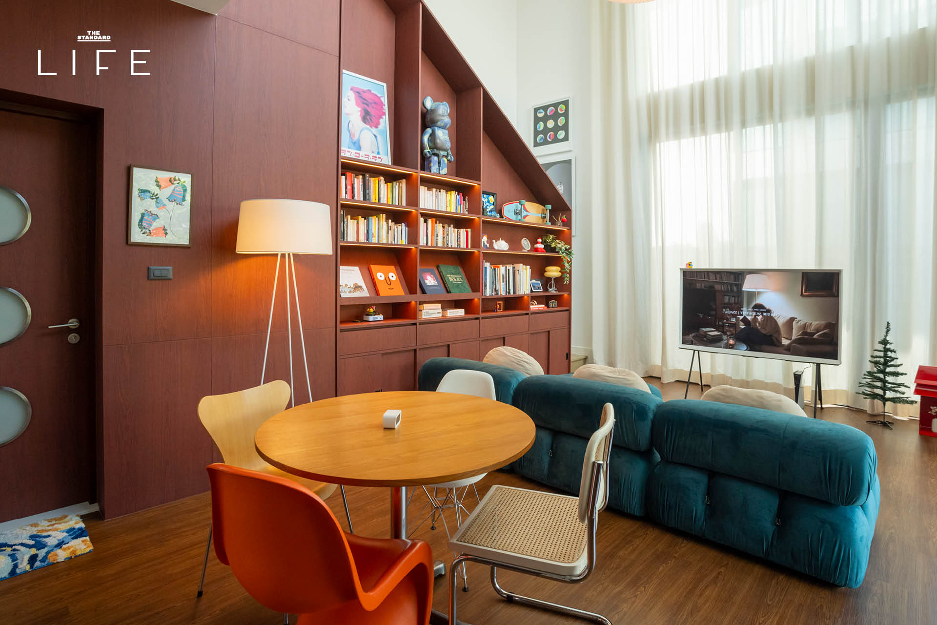 เบนซ์ ธนชาติ ยืนอยู่หน้าบ้านทาวน์โฮมสไตล์ Mid-Century Modern ที่เขาออกแบบเอง 2