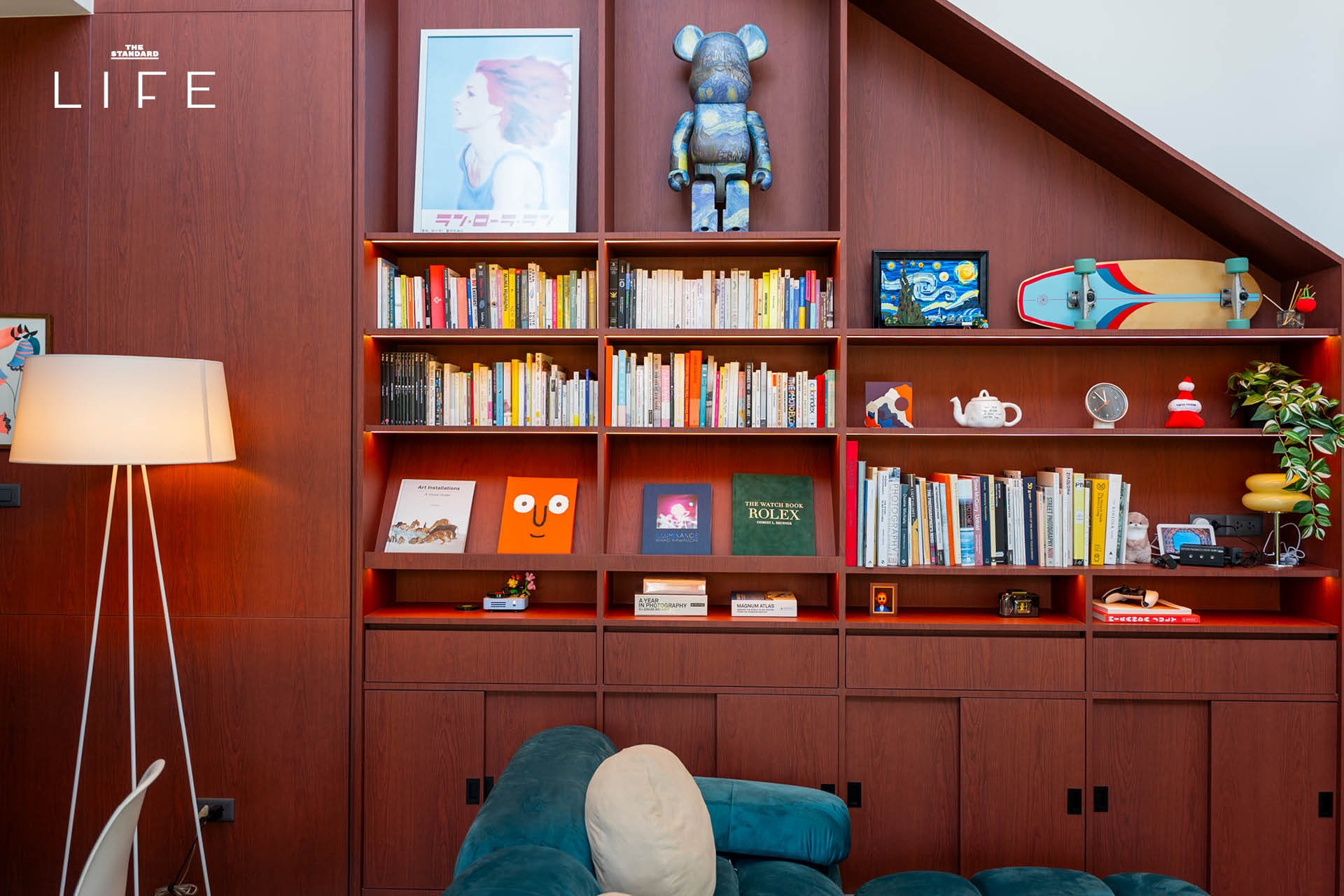 เบนซ์ ธนชาติ ยืนอยู่หน้าบ้านทาวน์โฮมสไตล์ Mid-Century Modern ที่เขาออกแบบเอง 3