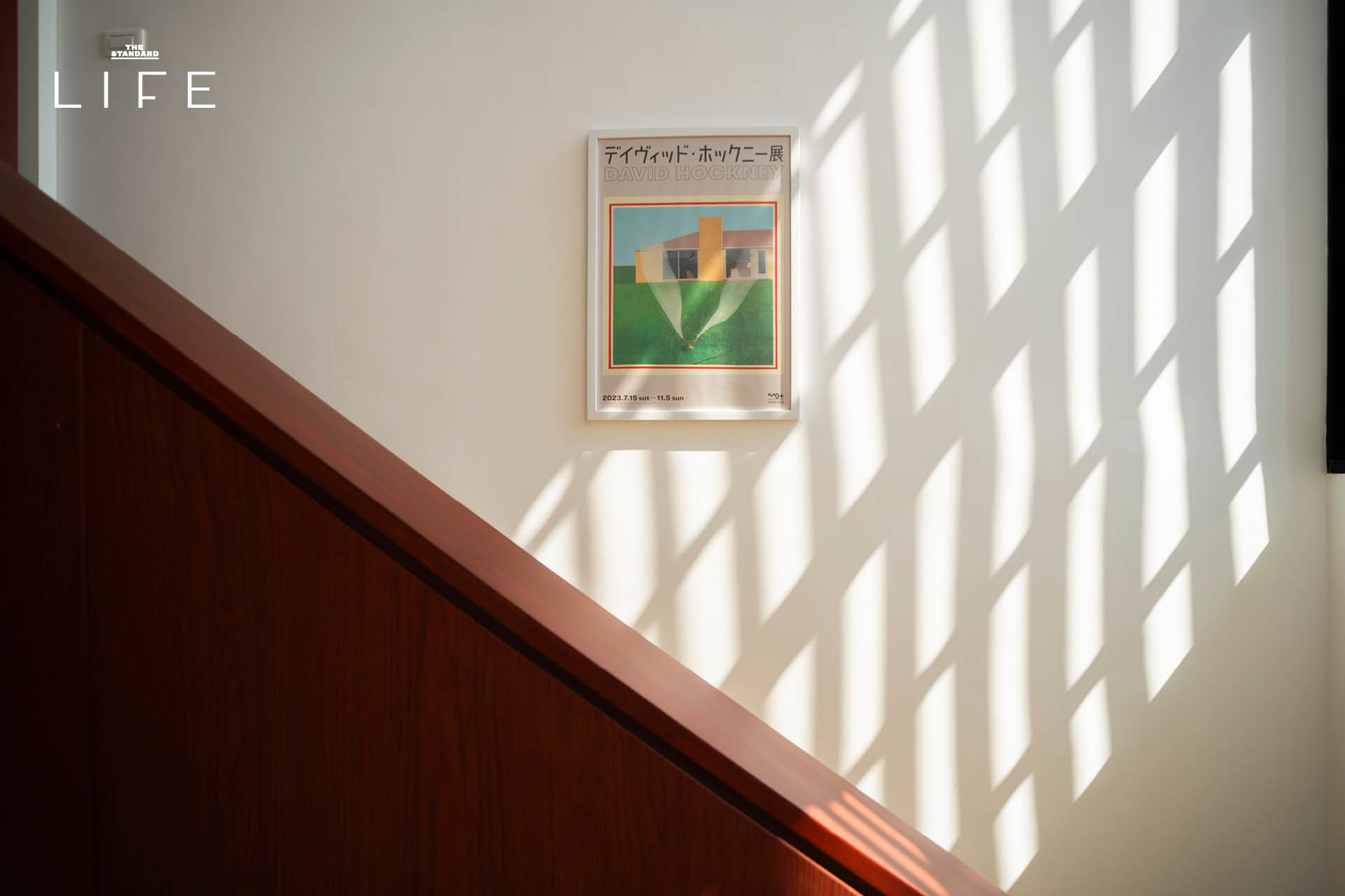 เบนซ์ ธนชาติ ยืนอยู่หน้าบ้านทาวน์โฮมสไตล์ Mid-Century Modern ที่เขาออกแบบเอง 4