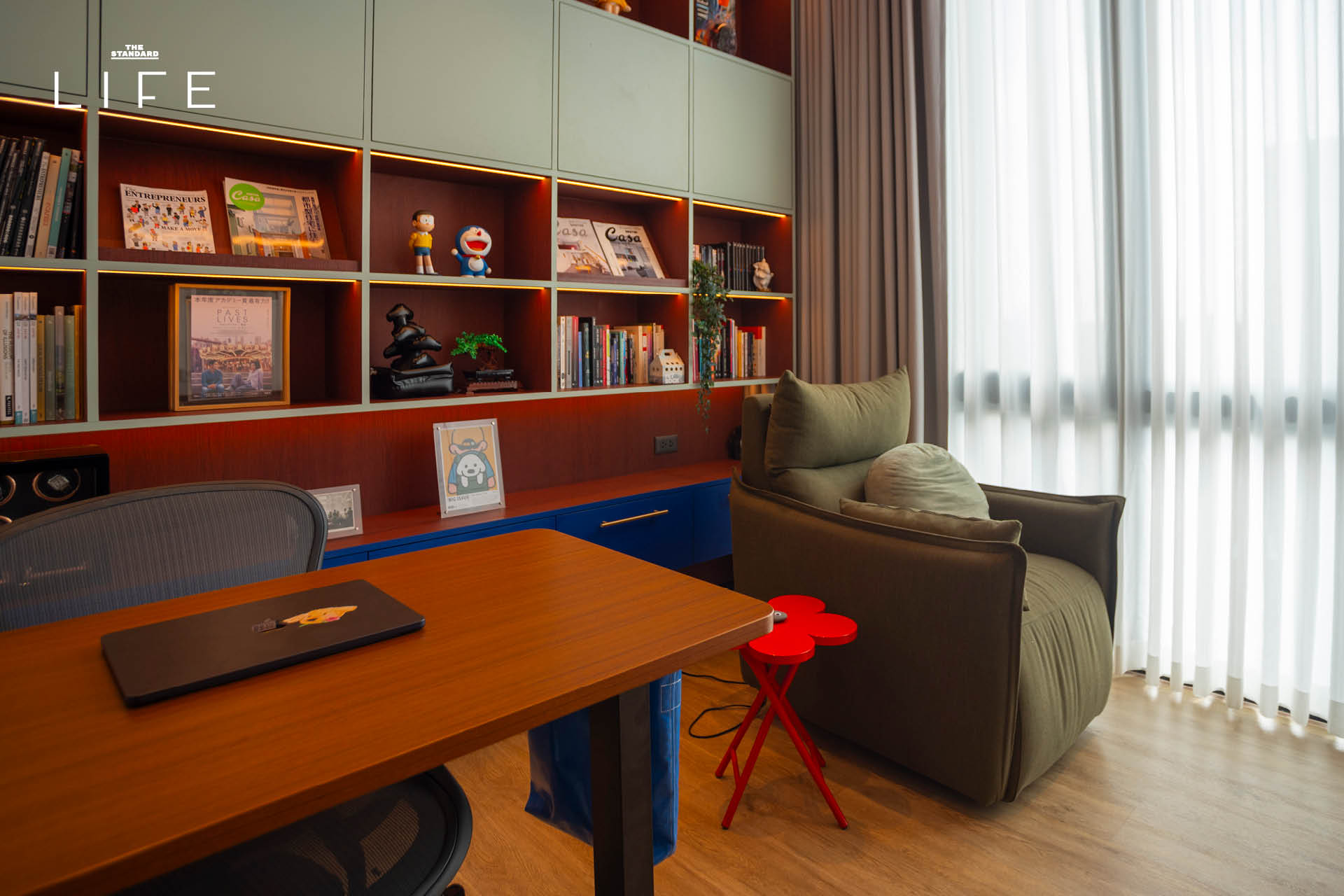 เบนซ์ ธนชาติ ยืนอยู่หน้าบ้านทาวน์โฮมสไตล์ Mid-Century Modern ที่เขาออกแบบเอง 5