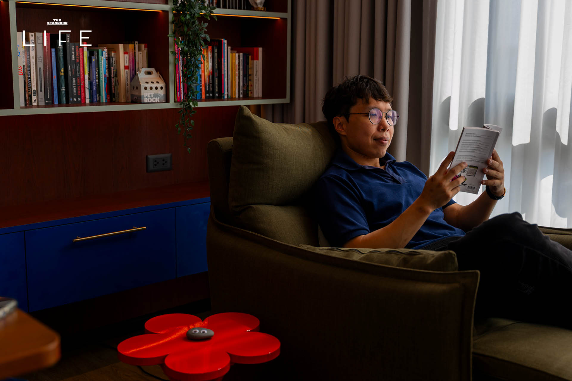 เบนซ์ ธนชาติ ยืนอยู่หน้าบ้านทาวน์โฮมสไตล์ Mid-Century Modern ที่เขาออกแบบเอง 6