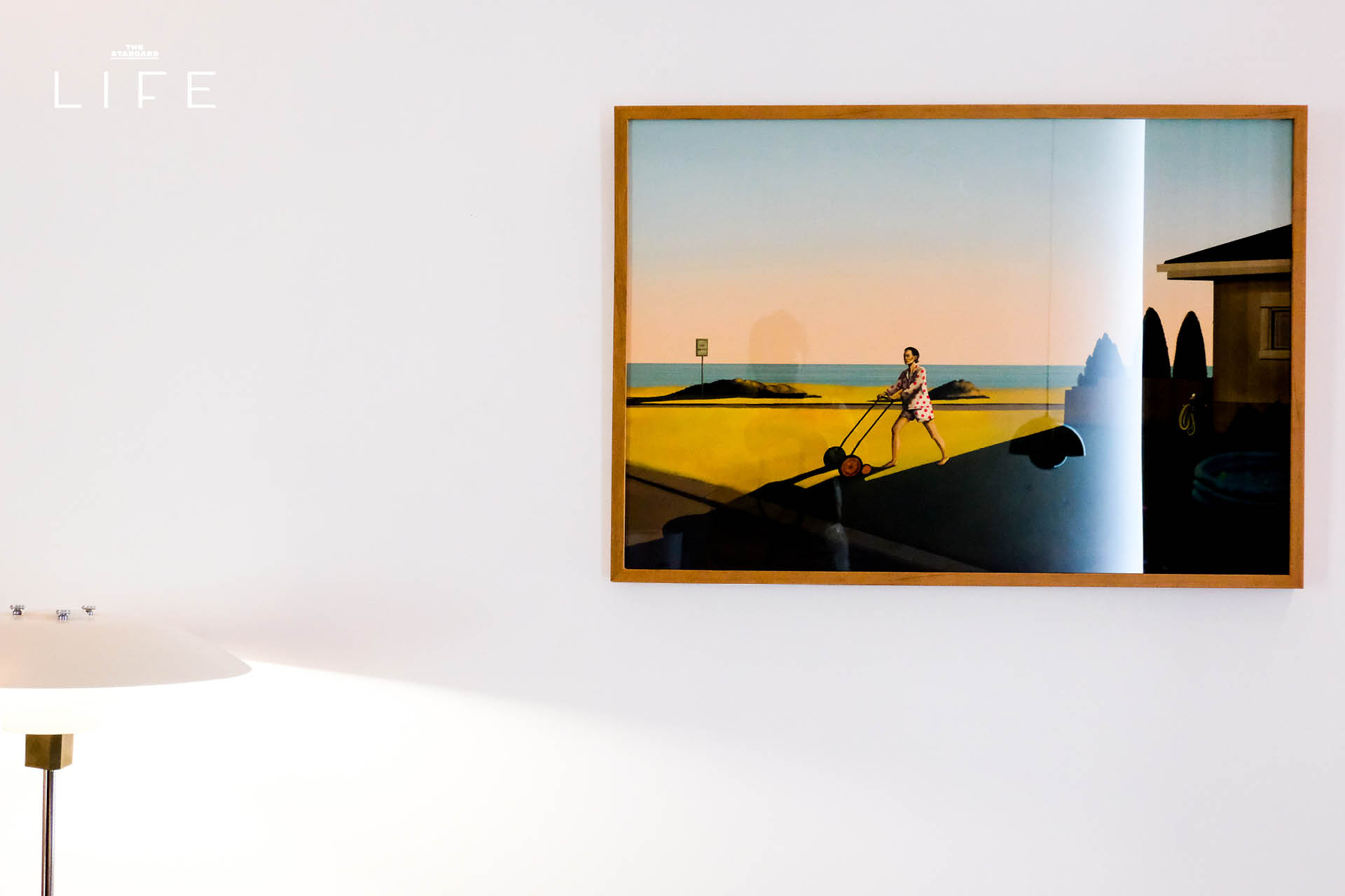 เบนซ์ ธนชาติ ยืนอยู่หน้าบ้านทาวน์โฮมสไตล์ Mid-Century Modern ที่เขาออกแบบเอง 7