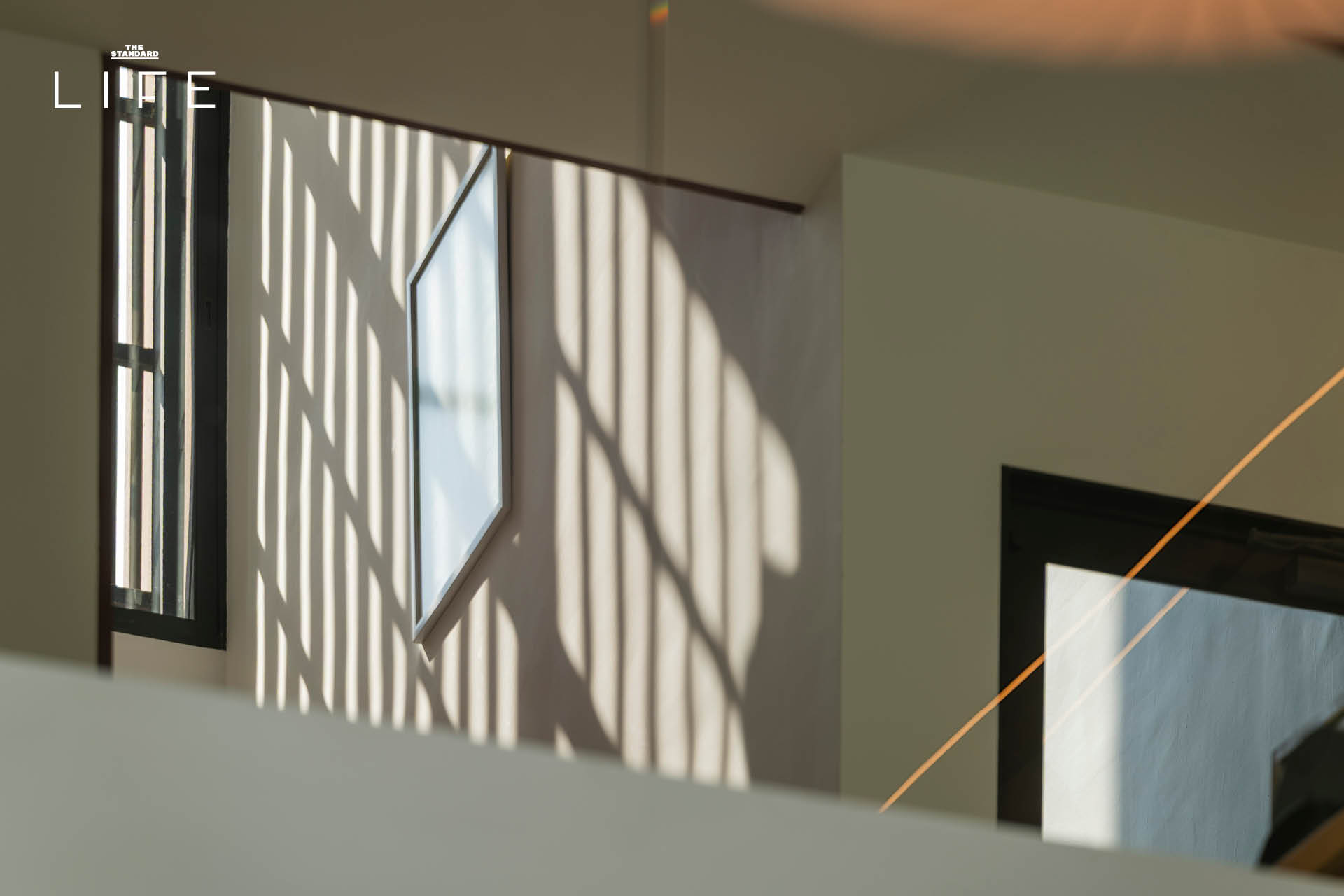 เบนซ์ ธนชาติ ยืนอยู่หน้าบ้านทาวน์โฮมสไตล์ Mid-Century Modern ที่เขาออกแบบเอง 9