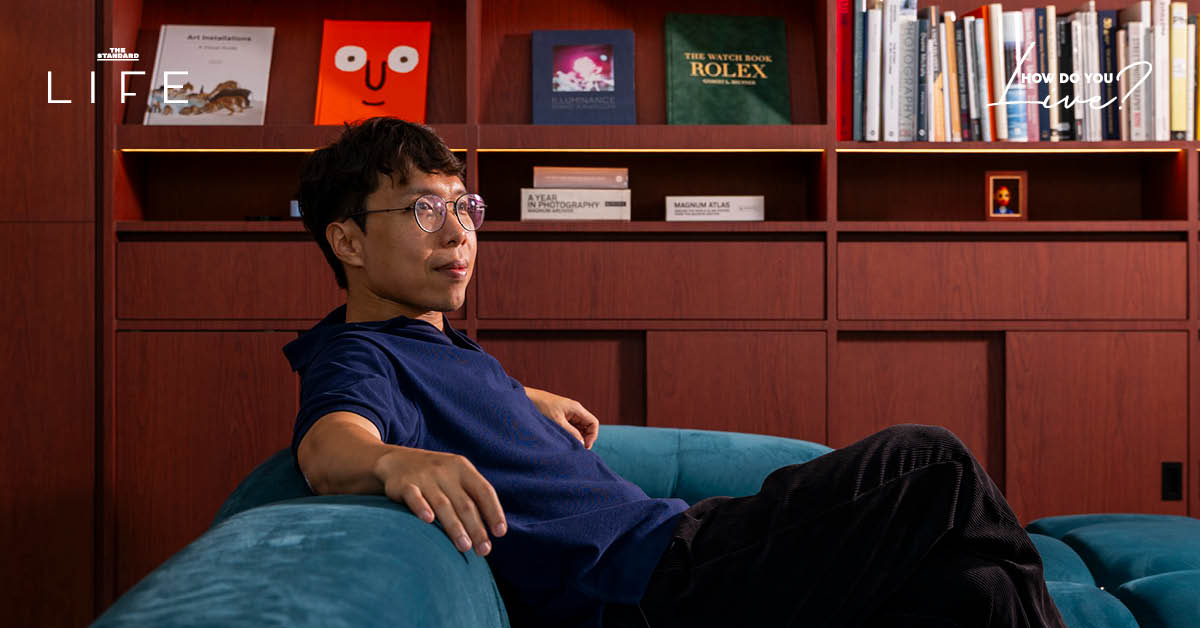 เบนซ์ ธนชาติ ยืนอยู่หน้าบ้านทาวน์โฮมสไตล์ Mid-Century Modern ที่เขาออกแบบเอง