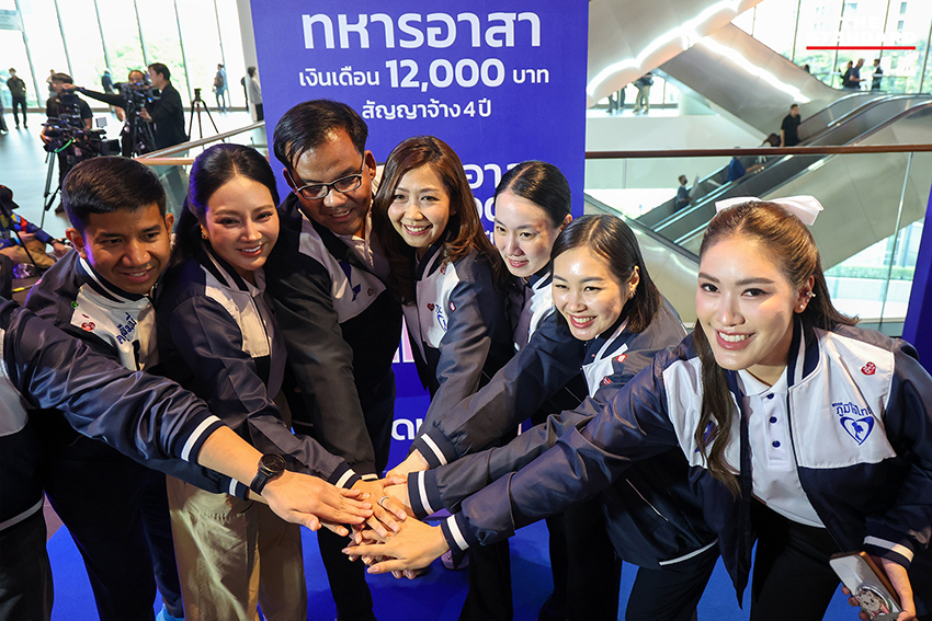 ประชาชนสวมเสื้อสีน้ำเงินร่วมฟังปราศรัยใหญ่พรรคภูมิใจไทย พร้อมถ่ายรูปกับป้ายนโยบายและภาพแกนนำ 3