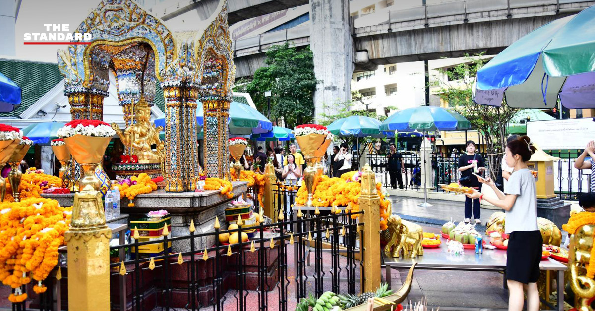 เจ้าหน้าที่กรุงเทพมหานครลงพื้นที่จัดระเบียบทางเท้าบริเวณปากซอยอรรถกวีและศาลท้าวมหาพรหม
