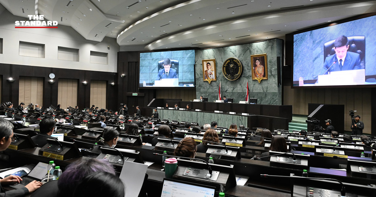 ภาพบรรยากาศการประชุมสภากรุงเทพมหานคร อนุมัติงบประมาณเพิ่มเติมสำหรับรถไฟฟ้าสายสีเขียว