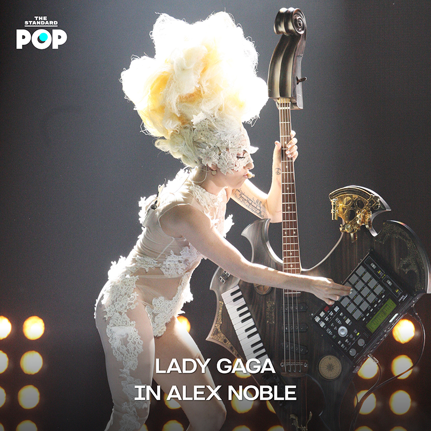 ภาพรวม 7 ลุคในตำนานบนพรมแดง BRIT Awards จากศิลปินชื่อดังที่สร้างประวัติศาสตร์แฟชั่น 4