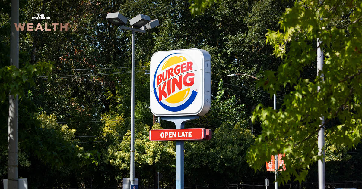 ภาพหน้าร้าน Burger King พร้อมข้อความระบุถึงการทดสอบหูฟัง AI ติดตามพนักงานและวิเคราะห์เสียงเพื่อประเมินความเป็นมิตร