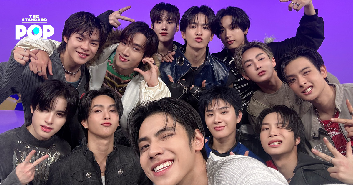 วงบอยกรุ๊ป BUS กำลังแสดงโชว์เพลง So Blue บนเวที M COUNTDOWN