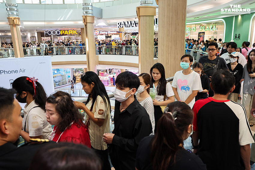 ประชาชนจำนวนมากต่อแถวใช้สิทธิเลือกตั้งล่วงหน้าที่เซ็นทรัลพระราม 2 1