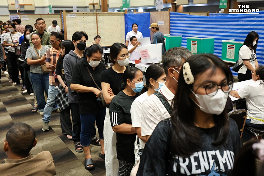 ประชาชนจำนวนมากต่อแถวใช้สิทธิเลือกตั้งล่วงหน้าที่เซ็นทรัลพระราม 2 10