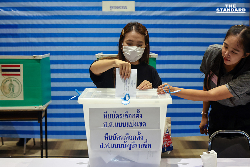 ประชาชนจำนวนมากต่อแถวใช้สิทธิเลือกตั้งล่วงหน้าที่เซ็นทรัลพระราม 2 11