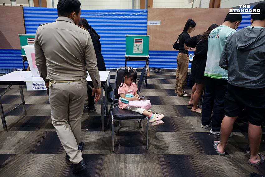 ประชาชนจำนวนมากต่อแถวใช้สิทธิเลือกตั้งล่วงหน้าที่เซ็นทรัลพระราม 2 12