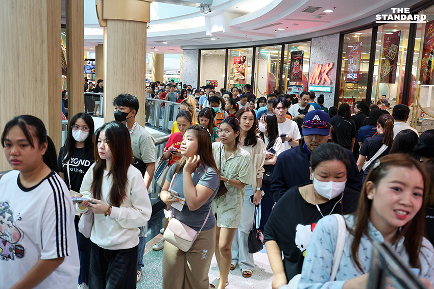 ประชาชนจำนวนมากต่อแถวใช้สิทธิเลือกตั้งล่วงหน้าที่เซ็นทรัลพระราม 2 13