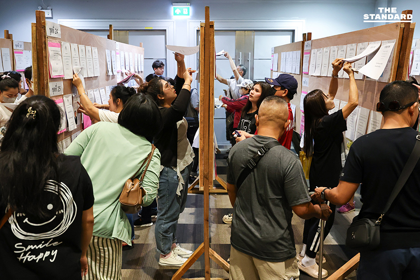 ประชาชนจำนวนมากต่อแถวใช้สิทธิเลือกตั้งล่วงหน้าที่เซ็นทรัลพระราม 2 2