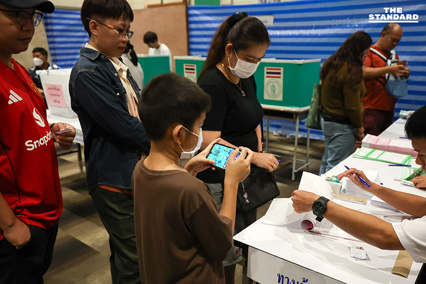 ประชาชนจำนวนมากต่อแถวใช้สิทธิเลือกตั้งล่วงหน้าที่เซ็นทรัลพระราม 2 3