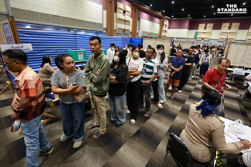 ประชาชนจำนวนมากต่อแถวใช้สิทธิเลือกตั้งล่วงหน้าที่เซ็นทรัลพระราม 2 4