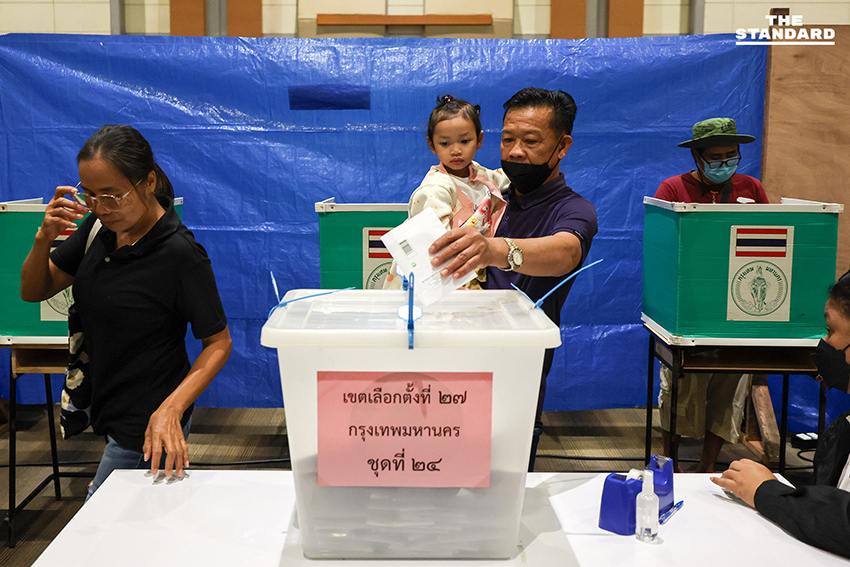 ประชาชนจำนวนมากต่อแถวใช้สิทธิเลือกตั้งล่วงหน้าที่เซ็นทรัลพระราม 2 6