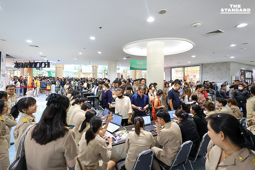 ประชาชนจำนวนมากต่อแถวใช้สิทธิเลือกตั้งล่วงหน้าที่เซ็นทรัลพระราม 2 7