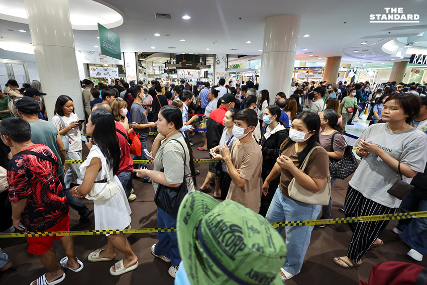 ประชาชนจำนวนมากต่อแถวใช้สิทธิเลือกตั้งล่วงหน้าที่เซ็นทรัลพระราม 2 9