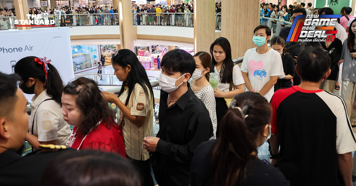 ประชาชนจำนวนมากต่อแถวใช้สิทธิเลือกตั้งล่วงหน้าที่เซ็นทรัลพระราม 2