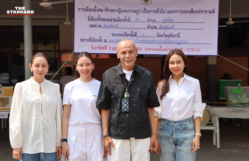 ชาดา ไทยเศรษฐ์ และ ซาบีดา ไทยเศรษฐ์ พร้อมครอบครัวไทยเศรษฐ์ ใช้สิทธิเลือกตั้ง สส. และออกเสียงประชามติ ที่อุทัยธานี 1