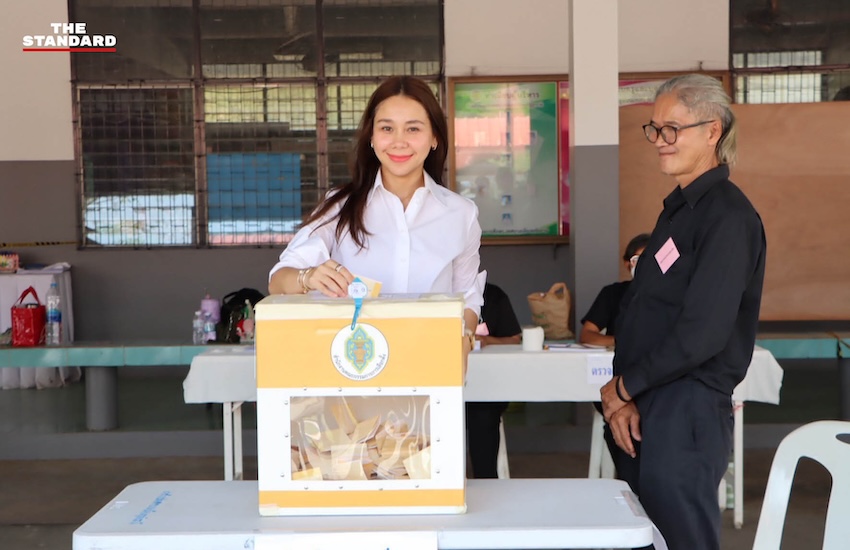 ชาดา ไทยเศรษฐ์ และ ซาบีดา ไทยเศรษฐ์ พร้อมครอบครัวไทยเศรษฐ์ ใช้สิทธิเลือกตั้ง สส. และออกเสียงประชามติ ที่อุทัยธานี 4