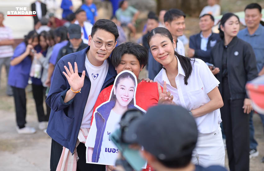 ไชยชนก ชิดชอบ ปราศรัยบนเวทีหาเสียงที่ชัยภูมิ พร้อม สุชาดา ซาง แทนทรัพย์ ผู้สมัคร สส. พรรคภูมิใจไทย 1