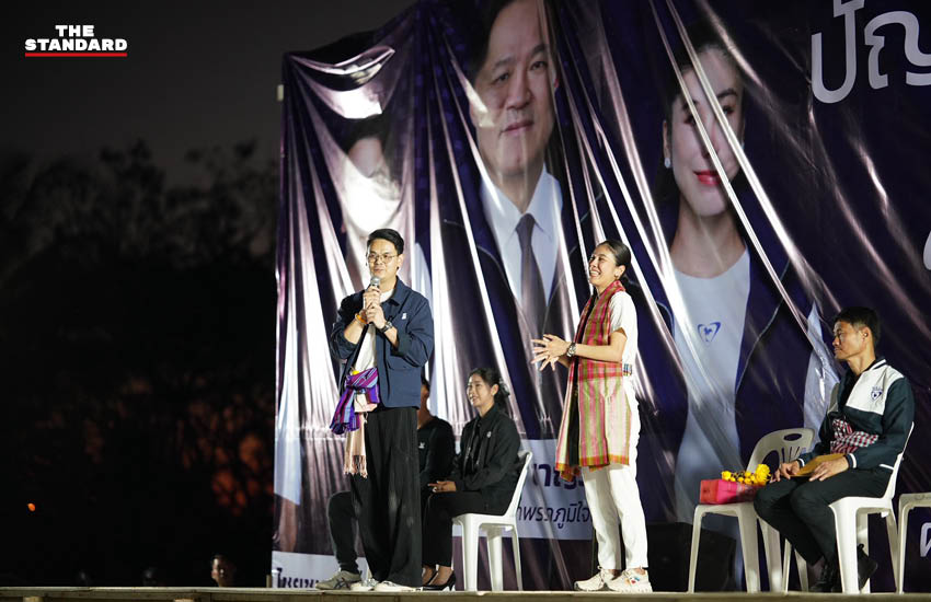 ไชยชนก ชิดชอบ ปราศรัยบนเวทีหาเสียงที่ชัยภูมิ พร้อม สุชาดา ซาง แทนทรัพย์ ผู้สมัคร สส. พรรคภูมิใจไทย 2