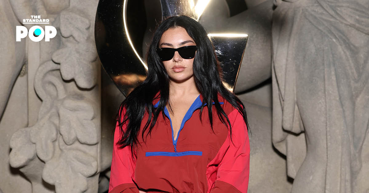 ชาร์ลี XCX ในชุด Saint Laurent ร่วมงานแฟชั่นโชว์