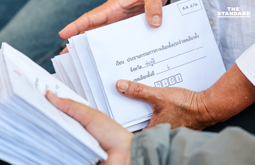 เจ้าหน้าที่ กกต. กำลังคัดแยกบัตรเลือกตั้งล่วงหน้าในเขตจตุจักร เพื่อเตรียมส่งต่อทางไปรษณีย์ 1