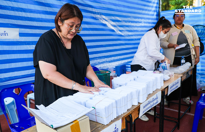 เจ้าหน้าที่ กกต. กำลังคัดแยกบัตรเลือกตั้งล่วงหน้าในเขตจตุจักร เพื่อเตรียมส่งต่อทางไปรษณีย์ 2