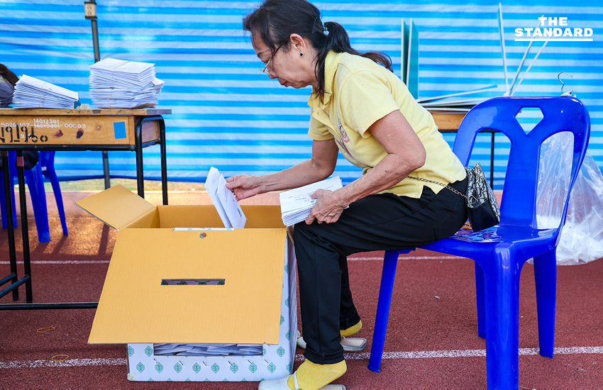 เจ้าหน้าที่ กกต. กำลังคัดแยกบัตรเลือกตั้งล่วงหน้าในเขตจตุจักร เพื่อเตรียมส่งต่อทางไปรษณีย์ 3