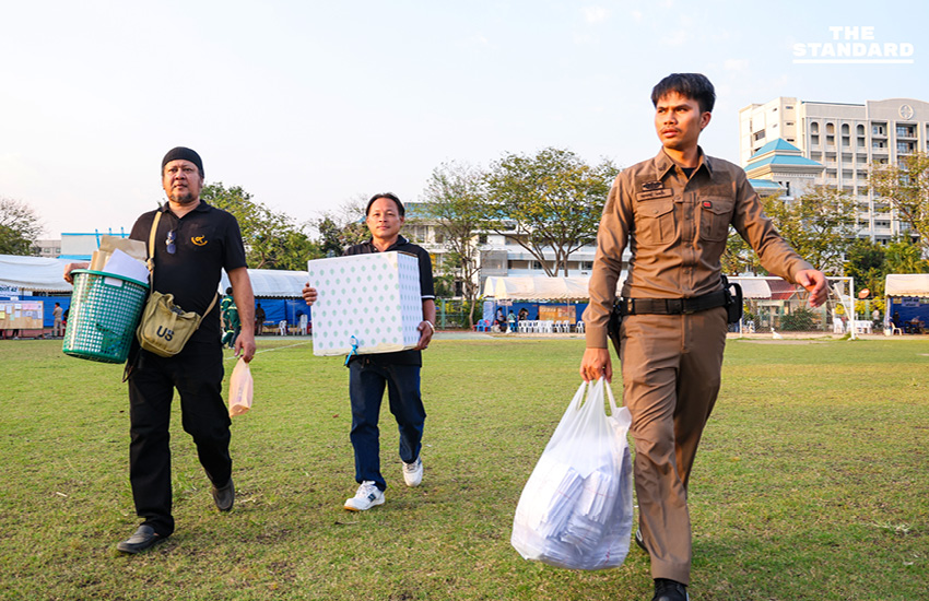 เจ้าหน้าที่ กกต. กำลังคัดแยกบัตรเลือกตั้งล่วงหน้าในเขตจตุจักร เพื่อเตรียมส่งต่อทางไปรษณีย์ 4