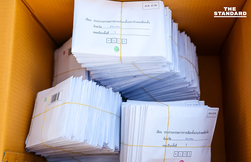 เจ้าหน้าที่ กกต. กำลังคัดแยกบัตรเลือกตั้งล่วงหน้าในเขตจตุจักร เพื่อเตรียมส่งต่อทางไปรษณีย์ 7