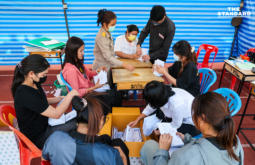 เจ้าหน้าที่ กกต. กำลังคัดแยกบัตรเลือกตั้งล่วงหน้าในเขตจตุจักร เพื่อเตรียมส่งต่อทางไปรษณีย์