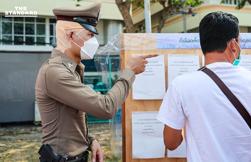 ประชาชนจำนวนมากเดินทางมาใช้สิทธิ เลือกตั้งล่วงหน้า ท่ามกลางสภาพอากาศร้อน ที่มหาวิทยาลัยราชภัฏจันทรเกษม เขตจตุจักร 1