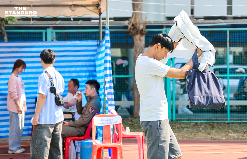 ประชาชนจำนวนมากเดินทางมาใช้สิทธิ เลือกตั้งล่วงหน้า ท่ามกลางสภาพอากาศร้อน ที่มหาวิทยาลัยราชภัฏจันทรเกษม เขตจตุจักร 10