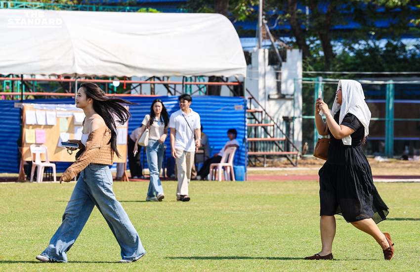 ประชาชนจำนวนมากเดินทางมาใช้สิทธิ เลือกตั้งล่วงหน้า ท่ามกลางสภาพอากาศร้อน ที่มหาวิทยาลัยราชภัฏจันทรเกษม เขตจตุจักร 11