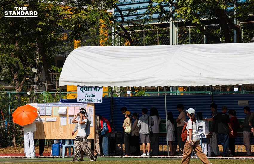 ประชาชนจำนวนมากเดินทางมาใช้สิทธิ เลือกตั้งล่วงหน้า ท่ามกลางสภาพอากาศร้อน ที่มหาวิทยาลัยราชภัฏจันทรเกษม เขตจตุจักร 12