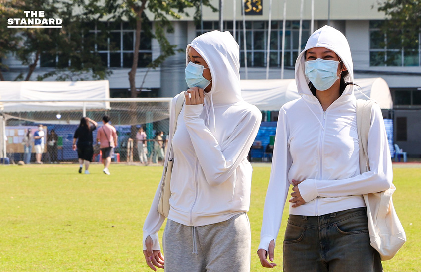 ประชาชนจำนวนมากเดินทางมาใช้สิทธิ เลือกตั้งล่วงหน้า ท่ามกลางสภาพอากาศร้อน ที่มหาวิทยาลัยราชภัฏจันทรเกษม เขตจตุจักร 4