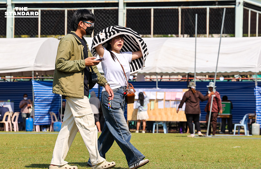 ประชาชนจำนวนมากเดินทางมาใช้สิทธิ เลือกตั้งล่วงหน้า ท่ามกลางสภาพอากาศร้อน ที่มหาวิทยาลัยราชภัฏจันทรเกษม เขตจตุจักร 5