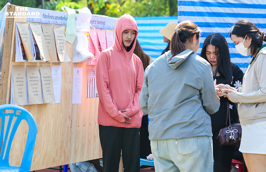 ประชาชนจำนวนมากเดินทางมาใช้สิทธิ เลือกตั้งล่วงหน้า ท่ามกลางสภาพอากาศร้อน ที่มหาวิทยาลัยราชภัฏจันทรเกษม เขตจตุจักร 6
