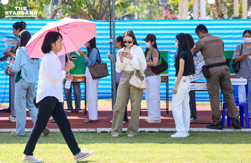 ประชาชนจำนวนมากเดินทางมาใช้สิทธิ เลือกตั้งล่วงหน้า ท่ามกลางสภาพอากาศร้อน ที่มหาวิทยาลัยราชภัฏจันทรเกษม เขตจตุจักร 7