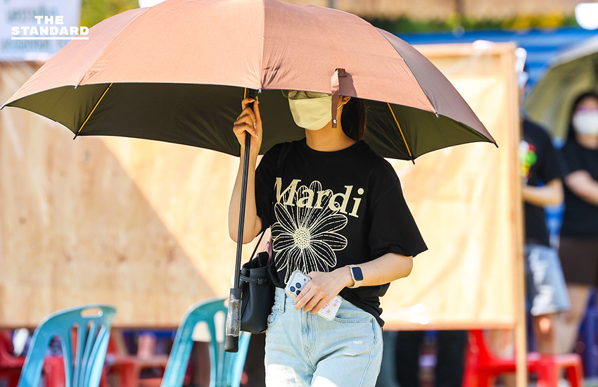 ประชาชนจำนวนมากเดินทางมาใช้สิทธิ เลือกตั้งล่วงหน้า ท่ามกลางสภาพอากาศร้อน ที่มหาวิทยาลัยราชภัฏจันทรเกษม เขตจตุจักร 8