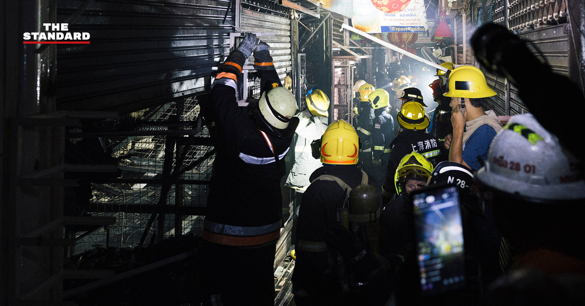 รองปลัด กทม. ไทวุฒิ ขันแก้ว และคณะ ลงพื้นที่ตรวจสอบความเสียหายจากเหตุเพลิงไหม้ร้านค้าภายในตลาดนัดจตุจักร