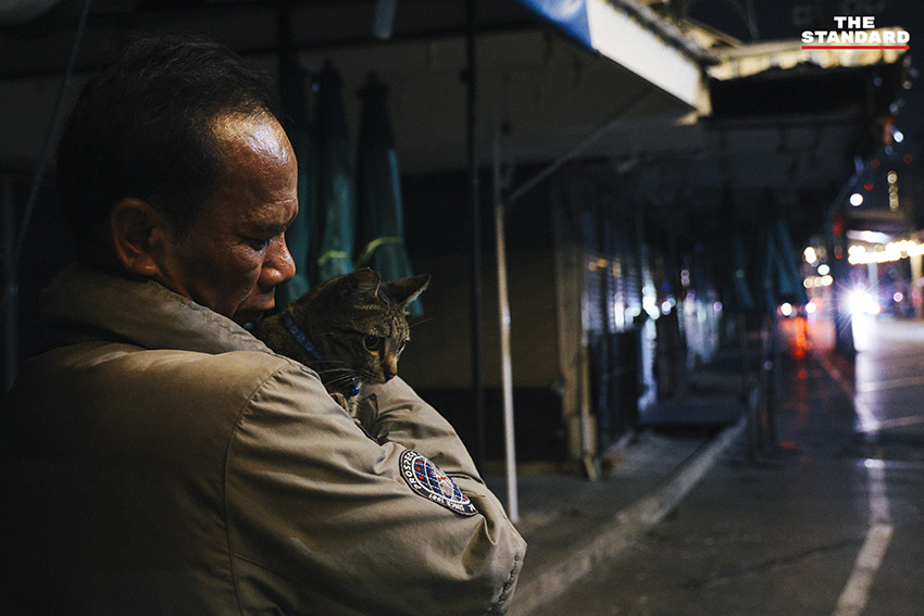 ภาพมุมกว้างเหตุเพลิงไหม้ร้านค้าในตลาดนัดจตุจักรยามค่ำคืน ขณะเจ้าหน้าที่ระดมกำลังฉีดน้ำสกัดเพลิง โดยมีควันไฟพวยพุ่งเหนือหลังคา 3